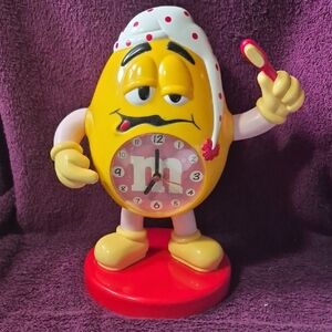 1999 M&M'S Yellow Character Battery Operated Snooze Alarm Clock with Red Base
